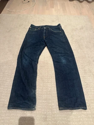 Mörkblå raka jeans från Levi’s - Snygga jeans med snygga slitningar i bak hälen, de är något tightare i midjan, så rekommenderar att du har storleken 29/31 i dessa typ! Skriv för funderingar!!!