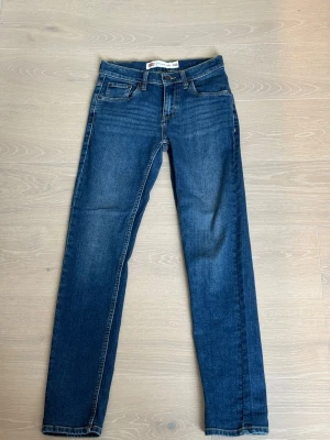 Levi's 512 Slim Taper jeans blå 14A - Snygga blå jeans från Levi's, modell 512 Slim Taper. Jeansen är storlek 14. Skulle säga att det passar ålder ca 13-15 år. Gott skick utan slitage, knappt använda. 