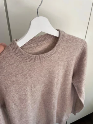 Kashmir tröja - Beige Kashmir Sweatshirt | Storlek XS | Modellen är 177cm lång, passar lite kortare | Endast testad, därför nyskick | Hör av dig vid frågor🌟