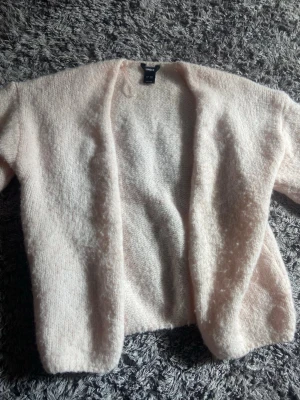 Rosa stickad cardigan - En rosa stickad cardigan från Lindex, nytt skick, jätte fin i XS/S🥰