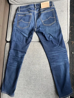 Jacob cohen jeans modell nick 622 - Jacob cohen jeans i fint skick med snygga slitningar. Endast använda i en månad
