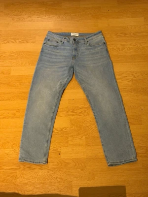 Jeans  -  Säljer dessa jeans som är knappt använda och är i storlek 3030 Han passar perfekt till dig som har lite mer streetwear still eller Archive de har en straight relaxed passform och Är riktigt snygga med gats. Hör gärna av er vid prisförslag eller funderingar🤝