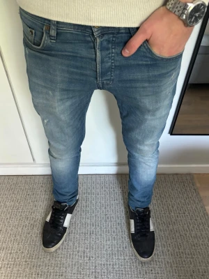Blåa slim fit jeans slitningarna Jack & Jones - Tja! Säljer dessa riktigt snygga slim jeans med slitningar ifrån Jack & Jones! W29 L32 | Jag på bilden är 183! Hör av er vid minsta lilla fundering🙌