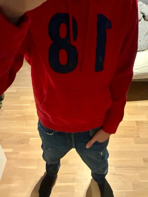 Abercrombie & fitch hoodie - Röd vintage abercrombie & fitch hoodie i mycket bra skick. Storlek L men något liten o storlek så skulle snarare säga M. Hör av er vid frågor🤝 Kolla gärna in mina andra grejer också;)