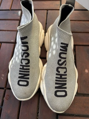 Grå Moschino sock sneakers - Pris går absolut att diskutera!