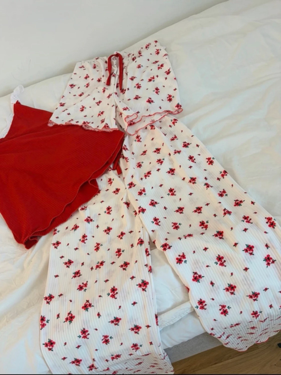 Röd och vit blommig pyjamas-set - 3