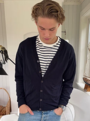Harrods cardigan - Modellen är 183cm lång och väger 72kg, medium