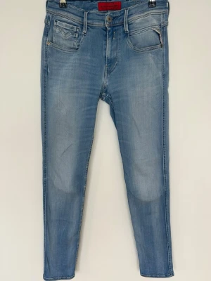 Replay Jeans - Säljer just nu dessa feta Replay Anbass Jeans🙌🏻Storlek: 29/32. Längd= 105 cm | Midja= 42 cm | Skriv för fler frågor eller funderingar!