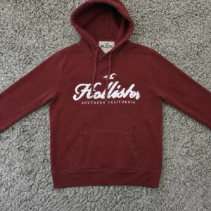 Vinröd hoodie från Hollister - Säljer denna riktigt stilrena hollister hoodien i mycket fint skick!🌟Strl S /// Hör gärna av er om ni har funderingar!👏