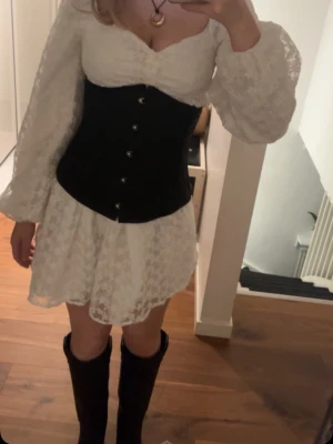 Svart midjekorsett med knappar - Snygg svart korsett i midjemodell med silverfärgade knappar framtill. Perfekt till studentutklädnader, halloween osv. Säljer även klänningen på min sida❤️🥰
