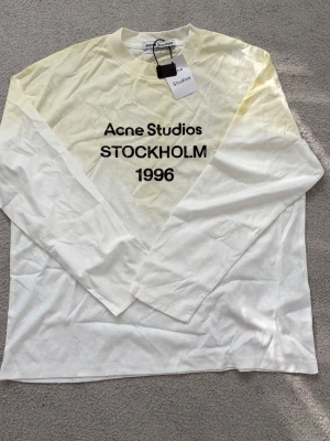 Vit långärmad topp Acne Studios - Vit långärmad topp från Acne Studios, unik och passar dig som gillar att sticka ut med din stil. 175-188 cm. Priset går att diskutera, kom gärna med prisförslag 🤗