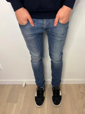 Replay jeans - Replay jeans | Modell: Anbass | Storlek 31/32 | Bra skick, en defekt | Modellen är 185