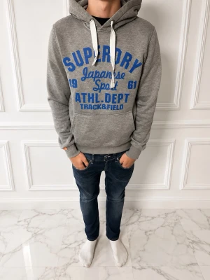 Superdry hoodie - Säljer denna riktigt feta Superdry hoodie i storlek S. Modellen är 180cm.hör av er vid minsta fråga✅🙌🏼