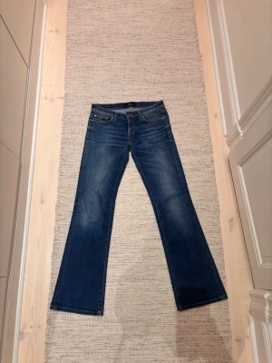 Lågmidjade jeans - Jätte snygga lågmidjade bootcut jeans, tyvärr för korta. Mått: innerbenslängd 79, midjemått rakt över 38/39, benbredd längst ner  23. Pris kan diskuteras🥰