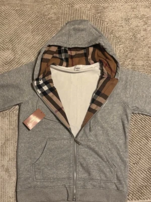 Grå kofta Burberry - Grå kofta burberry riktig skön 