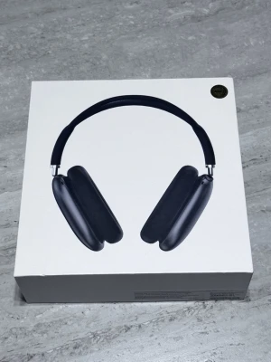 Apple AirPods Max svarta hörlurar - Säljer ett par stilrena svarta Apple AirPods Max over-ear hörlurar. De har en modern design med mjuka öronkuddar och metallbåge. Medföljer originalförpackning, extra öronkuddar, laddkabel och smart case. Perfekta för musik, gaming eller film.