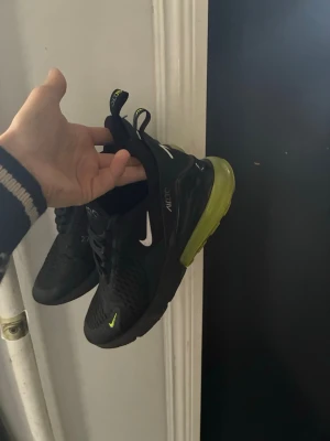 Nike Air Max 270  - Säljer ett par svarta Nike Air Max 270, just denna färgen är nu mera väldigt svår att hitta nya. De är i ett riktigt fint skick och sparsamt använda. Storlek 38,5 passar 39