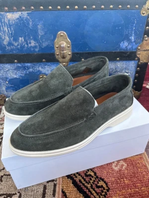 Italienska mocka loafers - Loafers likt summer walks från Loro piana, storlek 42