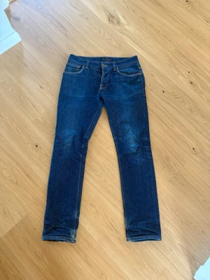 Nudie jeans - Säljer dessa nudies, asså inga nakenbilder eller så, bara jeansmärket som heter så. Modellen grim tim    Dem här jeansen är råa, dvs ju mer man använder dem ju mer ”fades” får de. Som ni ser har jag påbörjat det uppdraget men ger över facklan till någon annan nu! Storlek 30/30, nypris 1600kr