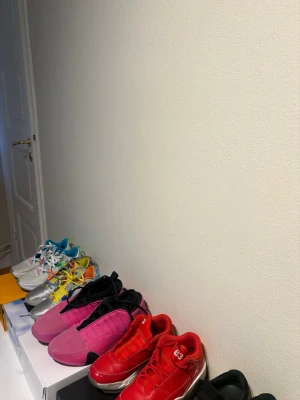 AXEL ARIGATO + BASKETSKOR FLER OLIKA STORLEKAR 36-42 - Stilrena svarta sneakers från Axel Arigato eu42. Massa basket skor i grymt skick. De rosa hardens är helt oanvända nypris ca 2000kr säljer för 900kr(eu42), axel arigato 700kr(38,5), resterande 500kr(eu36-38,5)