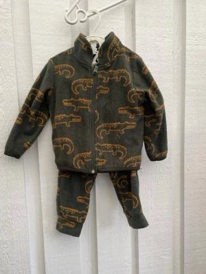Mörkgrönt fleece-set med krokodiler - Mysigt tvådelat fleece-set i mörkgrönt i storlek 80