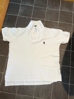 Vit Ralph & Lauren piké tröja/ storlek S Dam - Pris kan diskuteras. Säljer en snygg Vit Ralph & Lauren piké. Tröjan är använd ett fåtal gånger och är i mycket bra skick. Hör av er vid frågor.👍