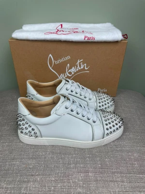 Christian Louboutin skor - Hej, säljer nu dessa svin snygga Christian Louboutin skor. Skorna är i grymt skick! Begränsat antal boxar och dustbag. Hör av dig vid frågor. 