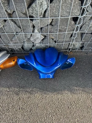 Styrkåpa till Aerox - Säljer en blå styrkåpa till Aerox. Tillverkad i plast och har en sportig form som passar till mopedens styre. Perfekt om du vill byta ut eller uppgradera kåpan på din Aerox.