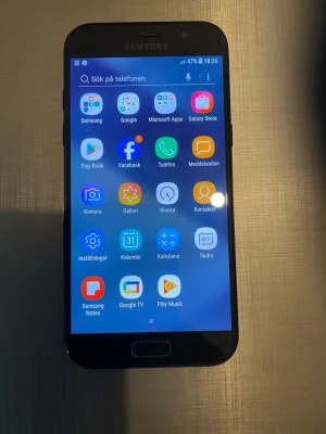 Samsung Galaxy A5 (2017) svart - Samsung Galaxy A5 (2017) i svart med rundade hörn och glasfront. Telefonen har en tydlig AMOLED-skärm och klassisk Samsung-design med hemknapp. Perfekt för dig som vill ha en smidig Android-mobil med bra funktioner och stilren look.