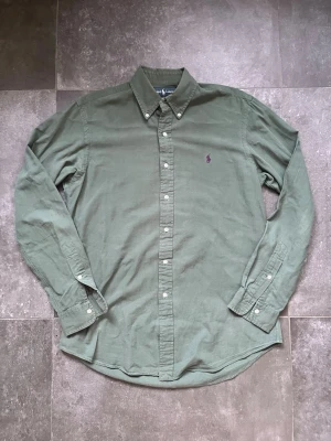 Ralph lauren skjorta  - Tjena, säljer nu denna riktig snygga och populära Ralph lauren skjortan, den är i bra skick utan några skador, hör av er vid frågor och funderingar🙌🤝 