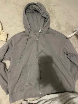 H&M - Grå ziphoodie från hm💕 skriv om ni vill ha bild på!
