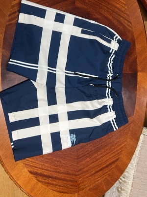 Burberry badshorts - Aldrig använda Burberry badshorts, köpte de för små och endast prövades. Passar om du är runt 185 och väger 70kg. 