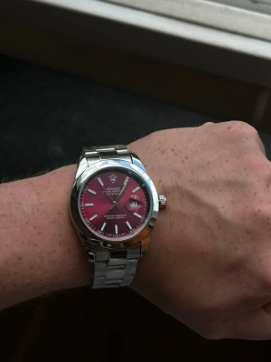 VinRöd Klocka 40mm - Kommer med batteri och har justerbart armband. Skicka ett meddelande om du har några frågor!