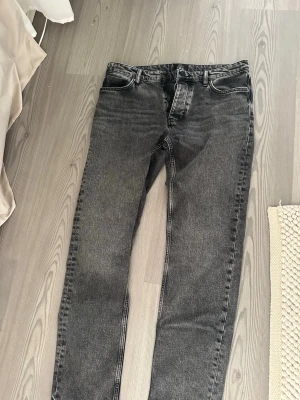 Svarta raka jeans (Ray Straight) från Neuw - Säljer ett par svarta/gråa jeans från Neuw. Storlek W32 L32 (Ray straight)