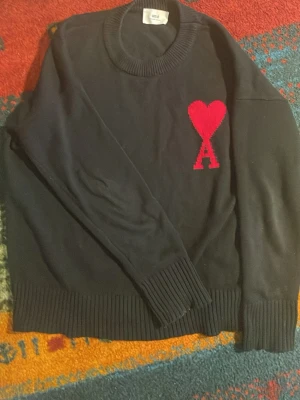 Svart stickad Tröja - Mitt pris jag känner mig generös så ger bort den billigt.           Använd 4 ggr.                                  Inga Slitage!!!  