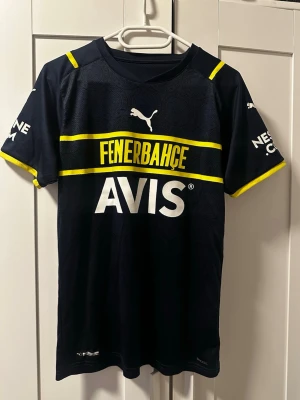 Fenerbahce t-shirt - original - Säljer min Fenerbahce fotbolls t-shirt, original i mycket bra skick. Skriv för mer info.