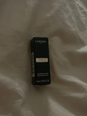 Lancôme Absolue L'Extrait Elixir - Lancôme Absolue L'Extrait Elixir in Oil är en exklusiv skönhetsolja i en svart och elegant förpackning på 5 ml. Orginal storlek kostar 4800kr