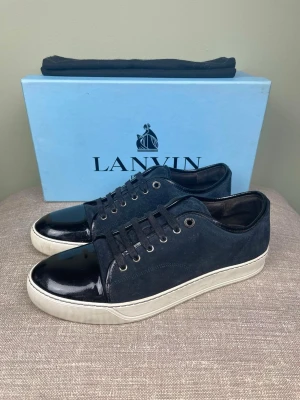 Lanvin skor - Hej, säljer nu dessa svin snygga Lanvin skor. Skorna är i grymt skick! Begränsat antal boxar och dustbag. Hör av dig vid frågor. 