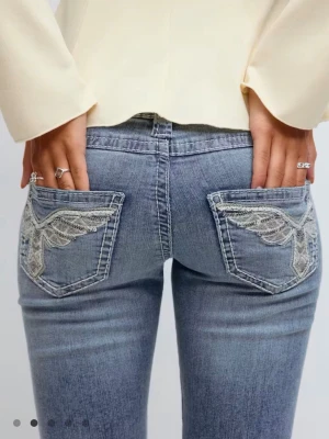 Blå bootcut jeans med broderade fickor - Säljer dessa fina jeansen från gina då dem är fel stl. Endast använda 1 gång, därför ingen prislapp. Pris och annan info går att diskutera i dm❤️❤️❤️ord.pris=400kr