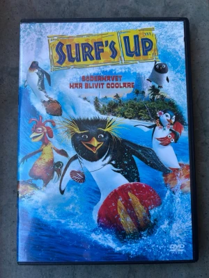 Surf’s Up DVD - Surf's Up på DVD. Filmen har svenskt tal av bland andra Frida Hallgren, Adam Alsing och Peter "Peppe" Eng. Innehåller även den engelska originalversionen. Bonusmaterial inkluderar "Fira nya spel", "Hoppa över valar", "Hitta Cody", kommentarspår med filmskaparna, "Chubbchubbs"  Finns på språk: Svenska, Engelska, Finska   OBS!! skivorna är begagnade så det kan förekomma repor/hairlines på skivorna, men då jag kollar igenom alla filmer jag säljer garanterar jag att alla funkar felfritt om inget