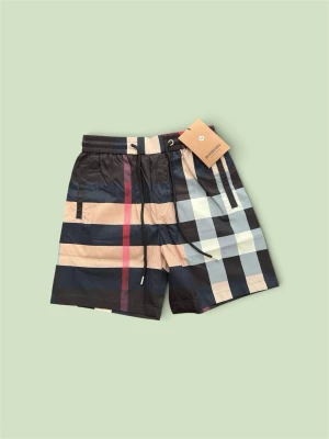 Burberry swiming shorts - Snygga Burberry shorts i klassiskt checkmönster. Bra skick och skön passform. Perfekta till sommaren. Storlek M. Skickas snabbt eller möts upp om möjligt. Skriv om du har frågor eller vill ha fler bilder.