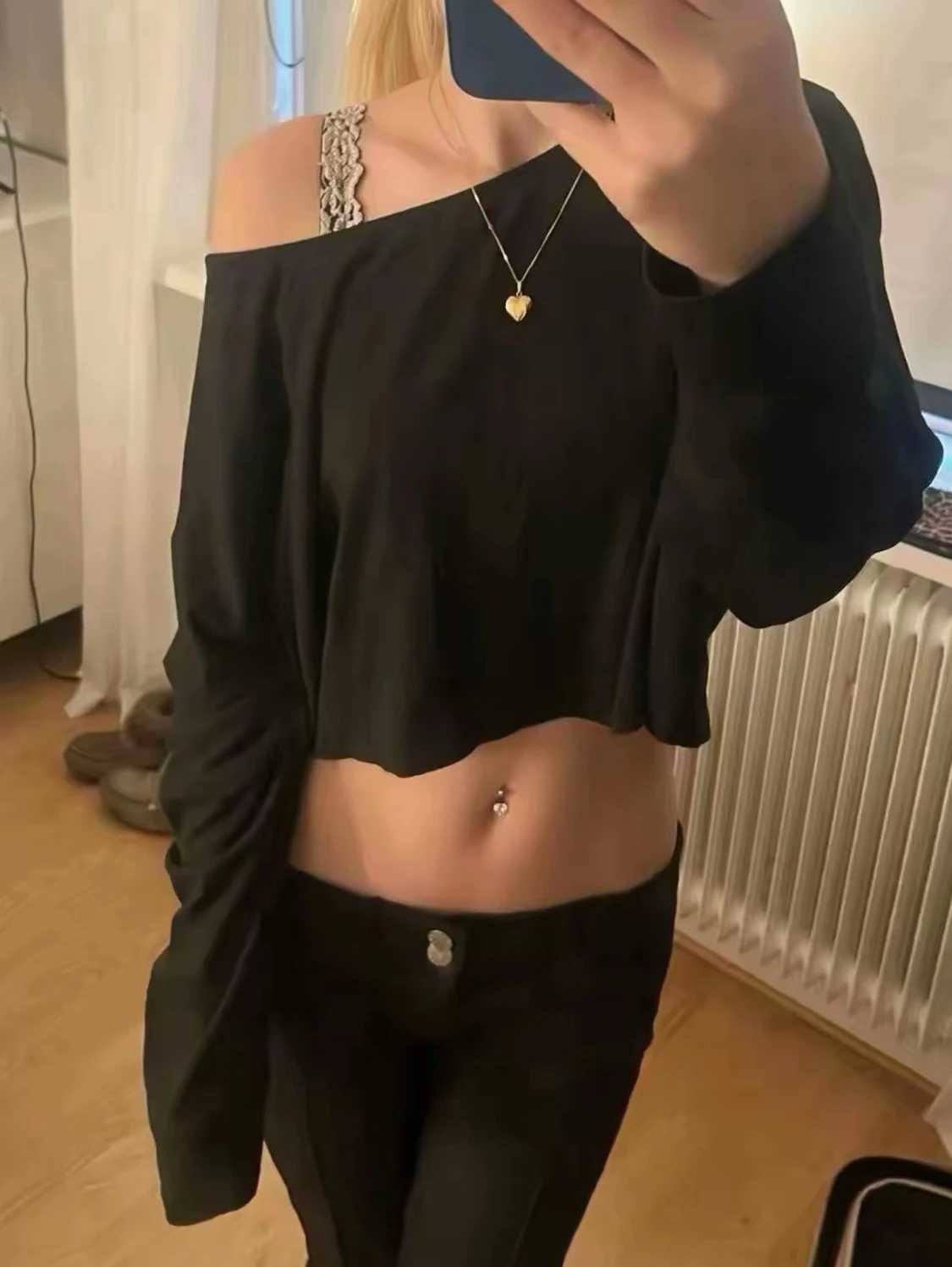 Svart croppad offshoulder topp