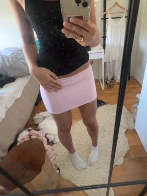 Ljusrosa kortkjol i bomull - Har även använts som tub topp!  Jag står inte för frakt, tar gärna emot bud under det satta priset för kompromiss!💗   Allt jag säljer är i stort sätt i nytt skick för ett lägre pris, kolla in resten av mina artiklar i min profil!