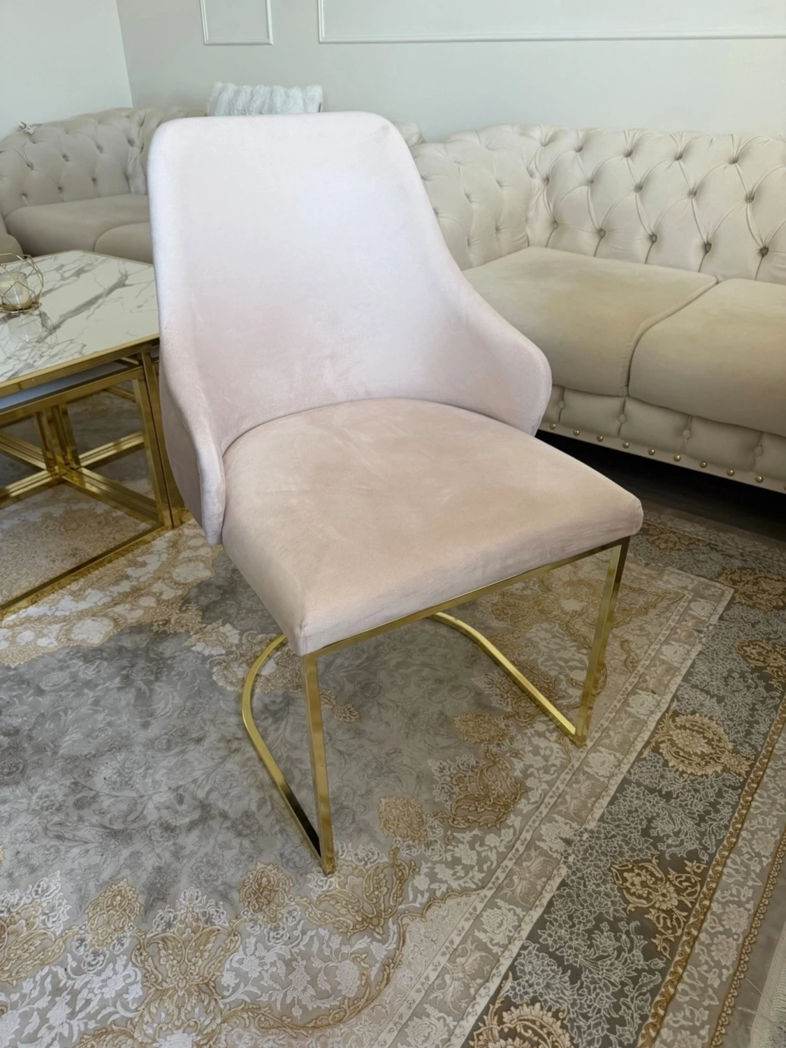 Beige sammetsstolar med guldfärgade ben - 3