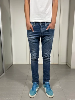Dondup Jeans  - Säljer nu dessa Dondup Jeans I DEN NYA MODDELEN, mått ca 39 o 102 cm. skriv för fler bilder/frågor🙌🏼