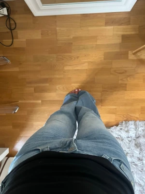 Ljusblå raka jeans - Säljer ett par ljusblå, raka jeans från Madlady, storlek 34/tall. Aldrig använda 