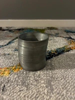 Metallisk fjäderleksak spiral - Säljer en klassisk spiralformad fjäderleksak i metallfärg. Den är rund, kan sträckas ut och användas för olika tricks eller bara som stressleksak. Perfekt att ha på skrivbordet eller ge bort som rolig present.