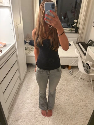 Gråa lågmidjade flared jeans - Ett par sååå snygga gråa jeans med låg midja från gina tricot. Dessa jeansen är helt oanvända i superbra skick och säljer de endast för att de inte kommit till användning 💕 