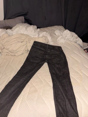 Svarta slim jeans från Jack & Jones - Säljer ett par svarta slim fit jeans från Jack & Jones. Jeansen har klassisk femficksdesign, bälteshällor och är tillverkade i ett mjukt denimtyg. Perfekta för dig som gillar en stilren och enkel look.