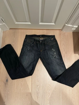 Mörkblå jeans från dolce & gabbana - Säljer ett par riktigt feta jeans från Dolce & Gabbana med unika slitningar. Skicket är mycket bra utan några tecken på användning. Byxorna är unika och relativt sällsynta med en unik. Priset är ej hugget i sten och kan absolut diskuteras. Strl är 31 men passar mig som vanligtvis bär 32,33 då passformen är med raka ben